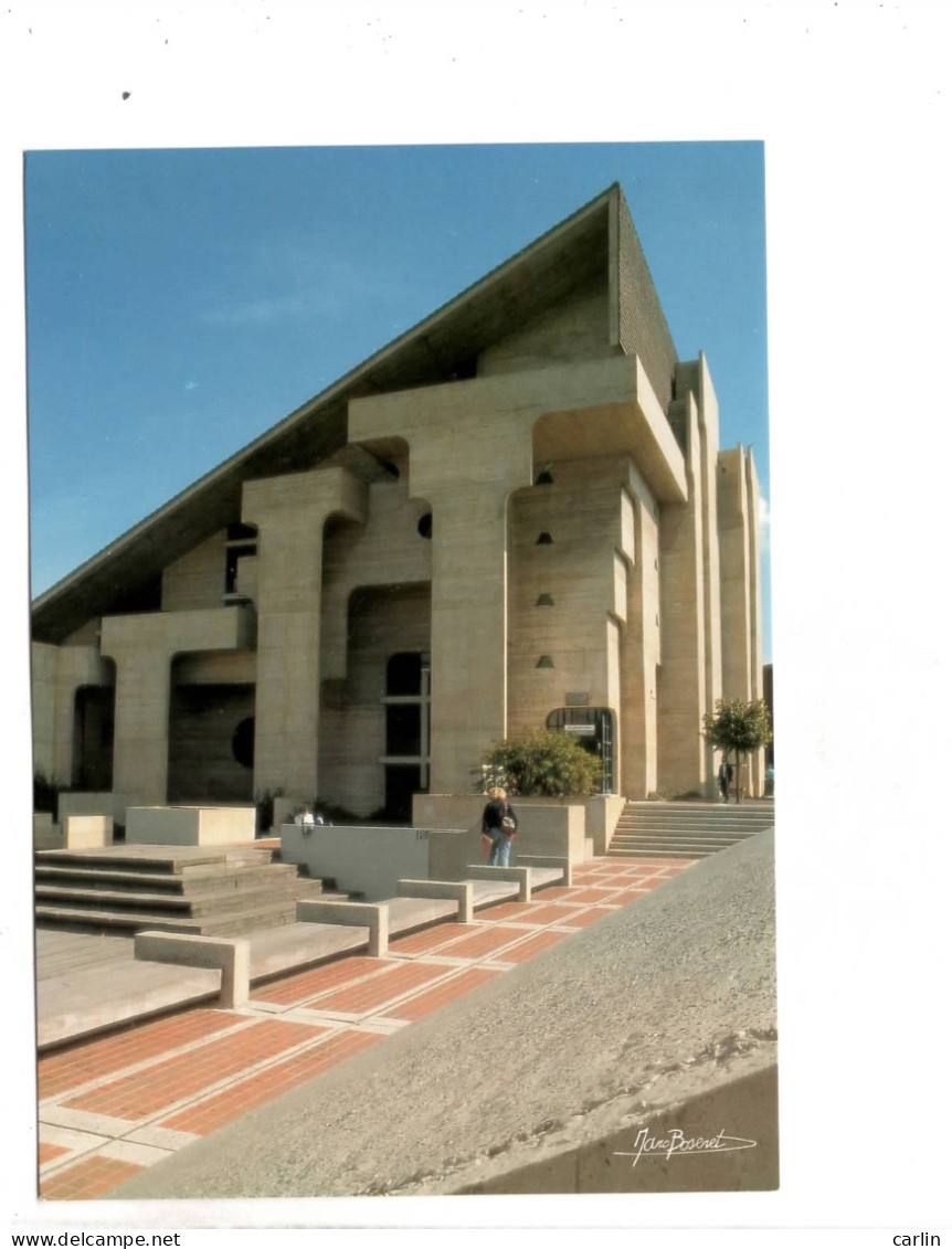 Louvain La Neuve Place Des Sciences ( Carte Postale Au Format 17 : 12 Cm ) - Ottignies-Louvain-la-Neuve