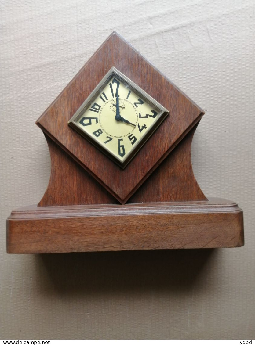 UNE HORLOGE EN BOIS A POSER - Clocks