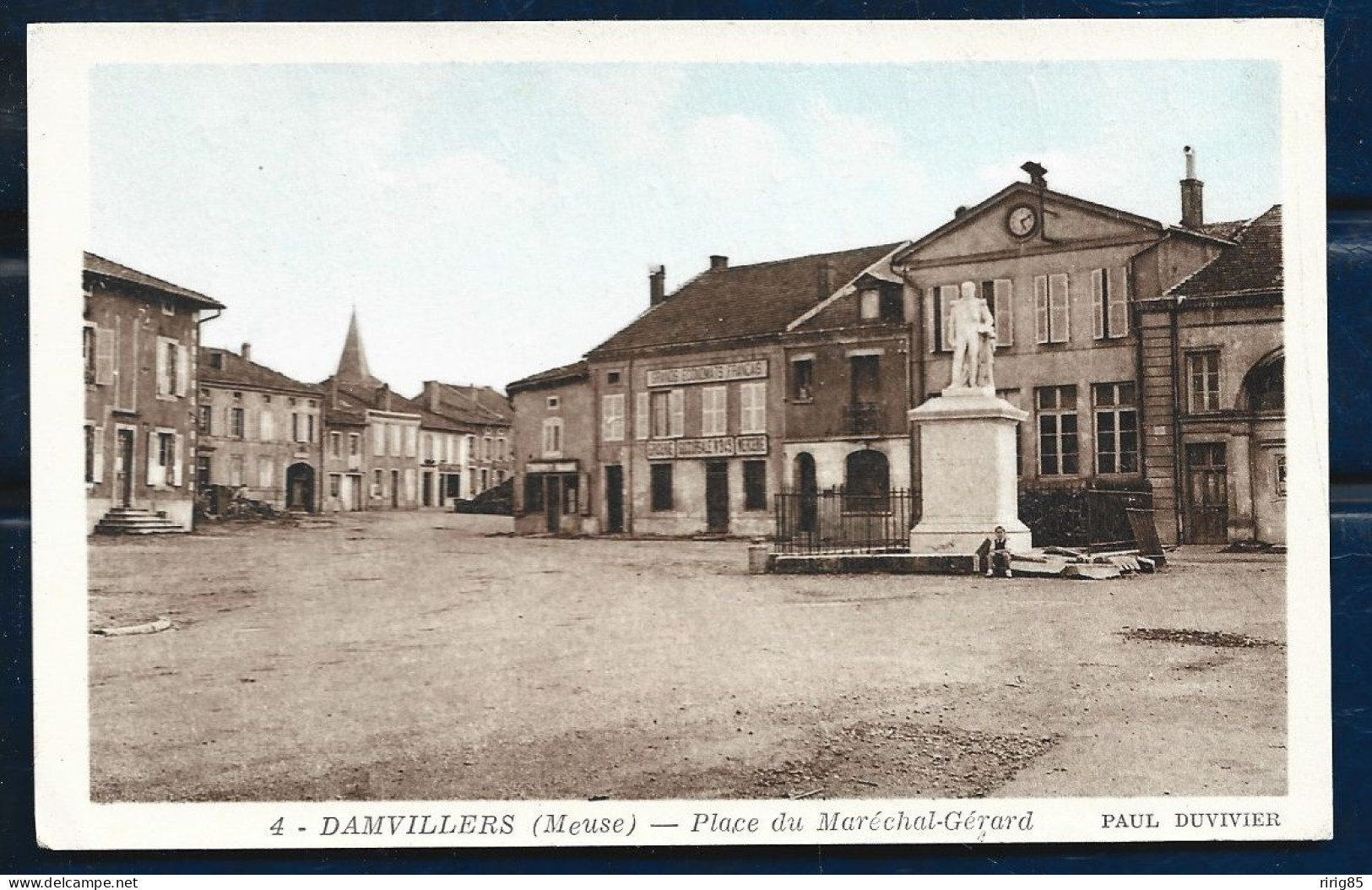 CPA  --  DAMVILLERS .PLACE DU  MARECHAL GERARD . 437.J* - Damvillers