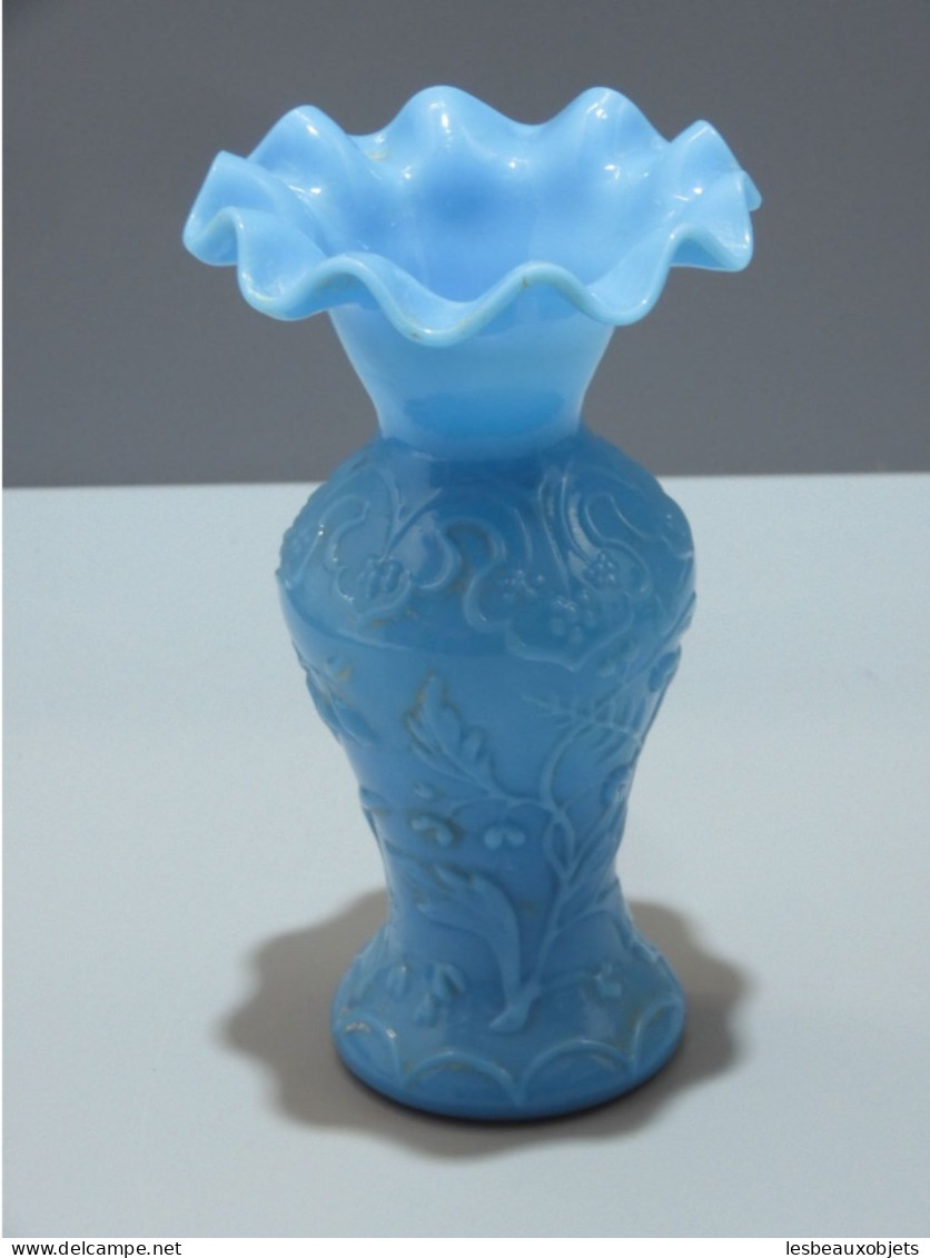 -JOLI PETIT VASE OPALINE de FOIRE de couleur Bleue décor fleurs clochettes   E