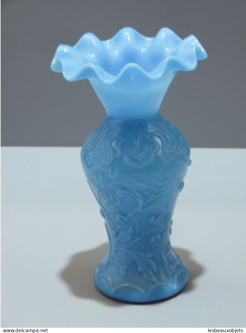 -JOLI PETIT VASE OPALINE de FOIRE de couleur Bleue décor fleurs clochettes   E