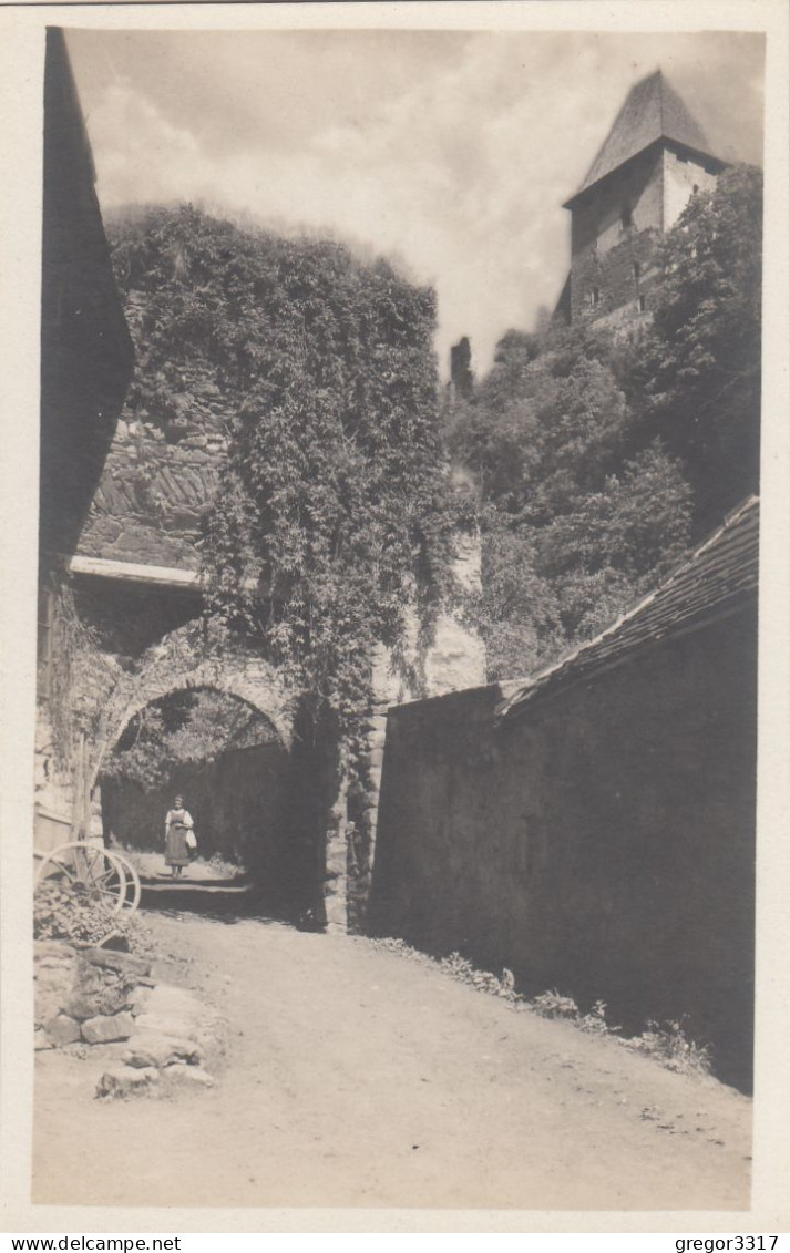 D5849) FRIESACH In Kärnten -  Sacktor Mit Petersberg - Sehr Alte FOTO AK Mit Frau In Dirndl 1926 - Friesach