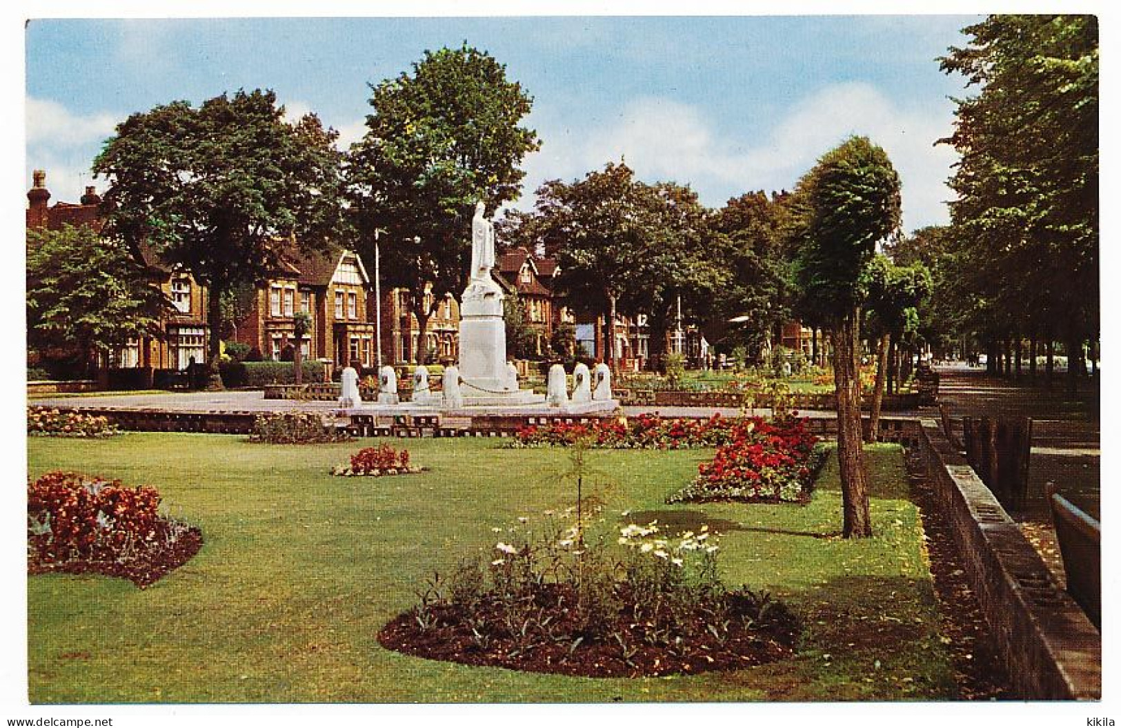 CPSM Dentelée 9 X 14  Grande Bretagne Angleterre (104) BEDFORD  Embankment Gardens And War Memorial - Bedford