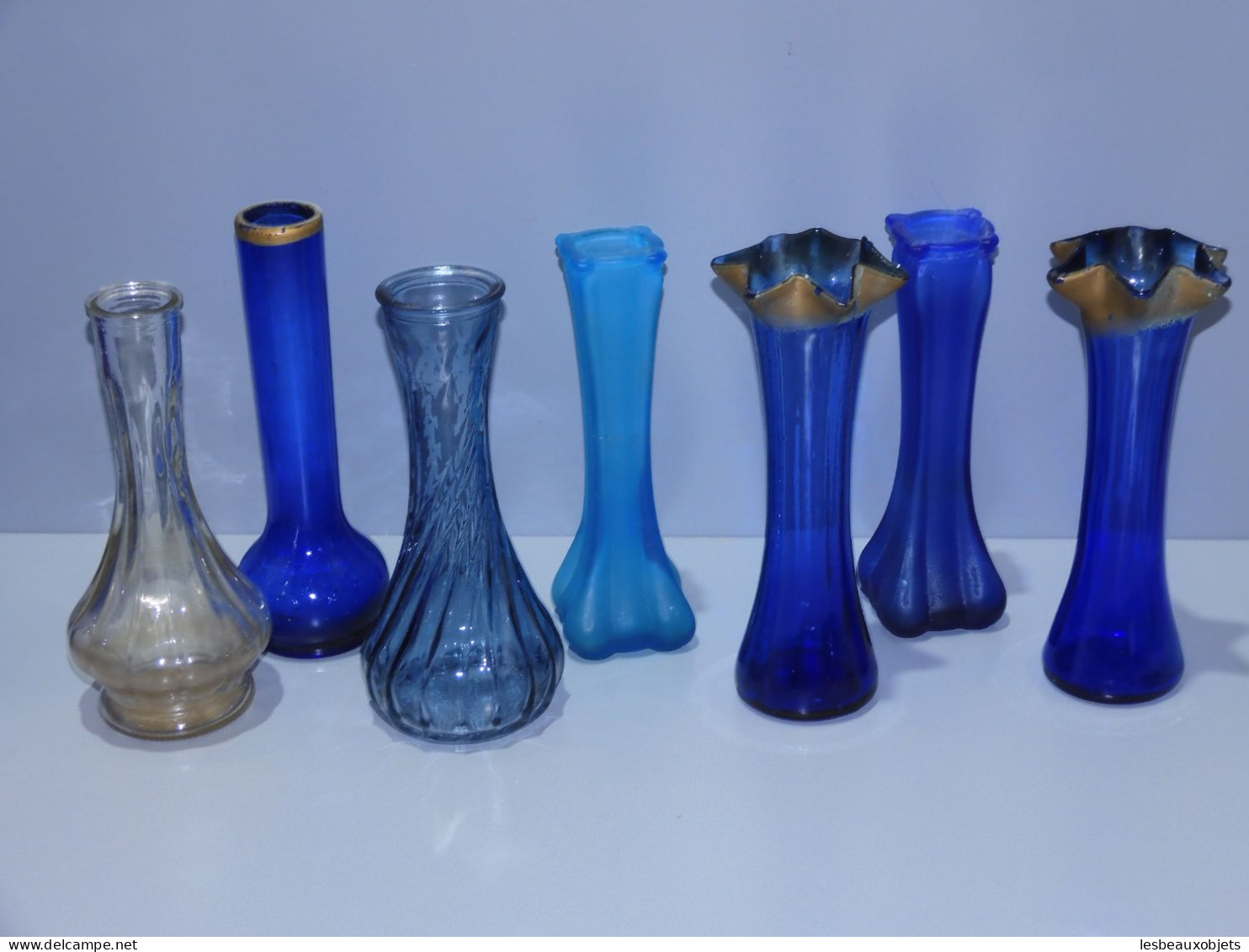 -LOT de 7 PETITS VASES VERRE 6 de couleur bleue & 1 incolore jus de grenier     E