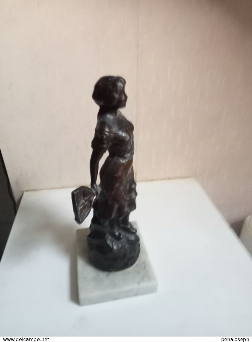 statuette du XIXème en régule hauteur 26 cm sur support marbre, la pecheuse