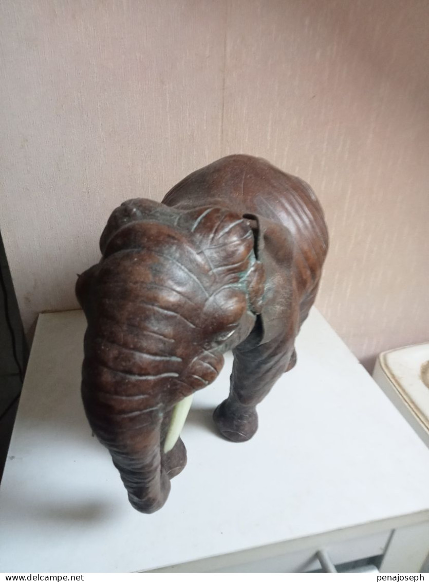 statuette élephant en cuir longueur 35 cm hauteur 25 cm