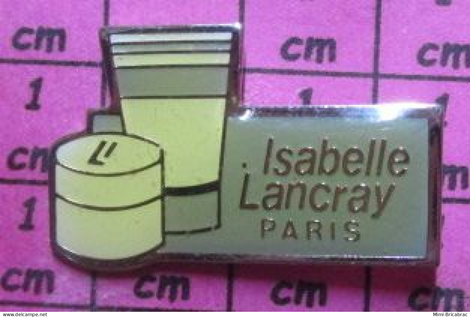 410B Pin's Pins / Beau Et Rare / MARQUES / COSMETIQUES ISABELLE LANCRAY PARIS - Photographie