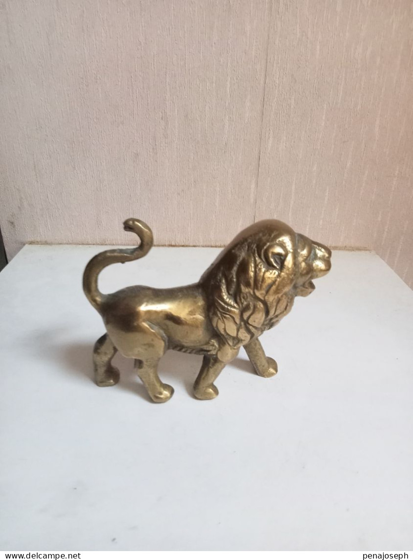 sculpture lion ancien en bronze doré hauteur 10 cm x 12 cm