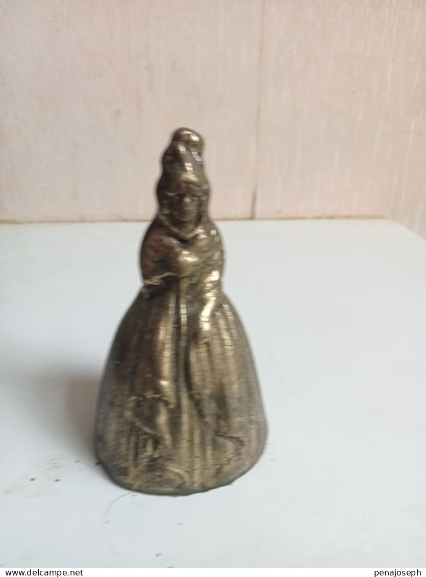 Cloche Du XIXème En Bronze Doré Figurine Hauteur 11 Cm - Campane