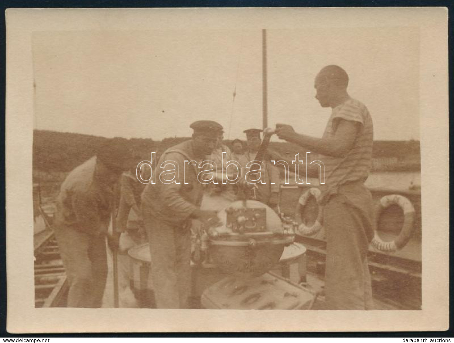 1917 S.M.S. Satellit (1883-1920) Torpedó Romboló Hadihajó Legénysége A Hátsó Torpedócsőnél. Hátoldalán Ritka Hajópecsétt - Sonstige & Ohne Zuordnung