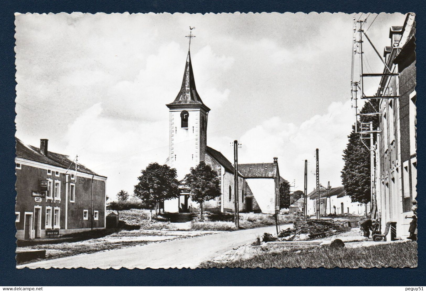 Buzenol (Etalle). Le Centre Et L' église St. Quirin.  Café Du Centre. Pub Bière Pied De Boeuf Et Cigarettes Boule D' Or. - Etalle