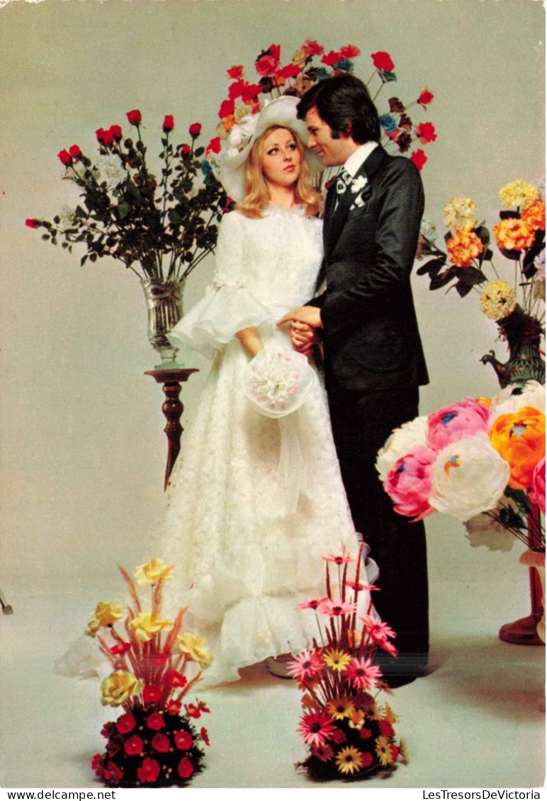 NOCES - L'époux Et La Mariée - Le Mari Embrassant Sa Femme - Colorisé - Carte Postale - Marriages