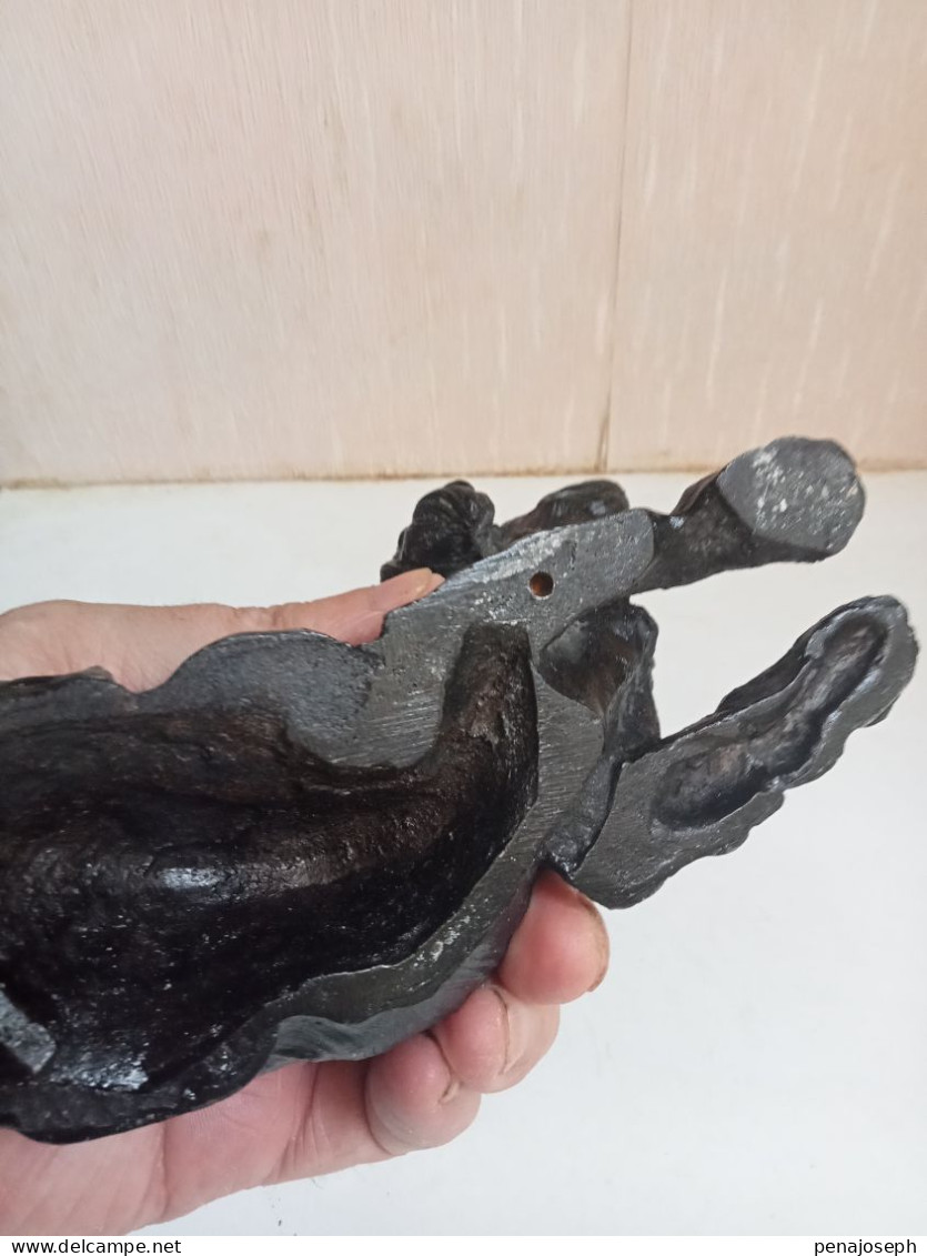 statuette chien ancien en fonte de fer hauteur 9 cm x 16 cm