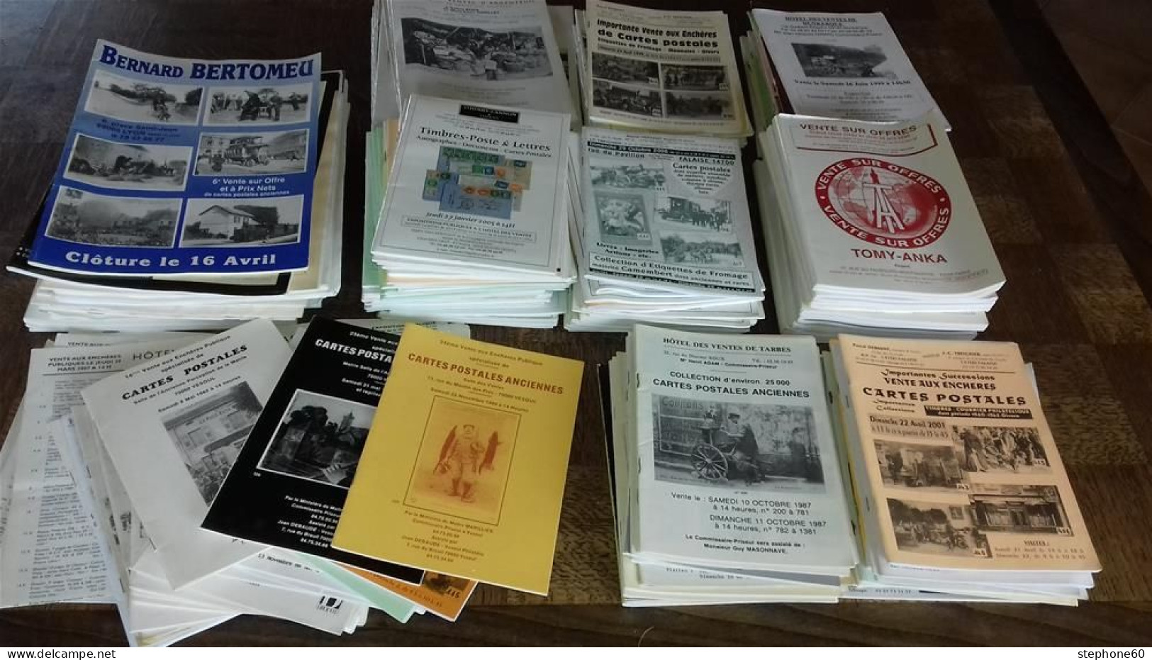 998 - (525) Lot + De 150 Catalogue De Salle Des Ventes Cartes Postales Et Timbres - Boeken & Catalogi