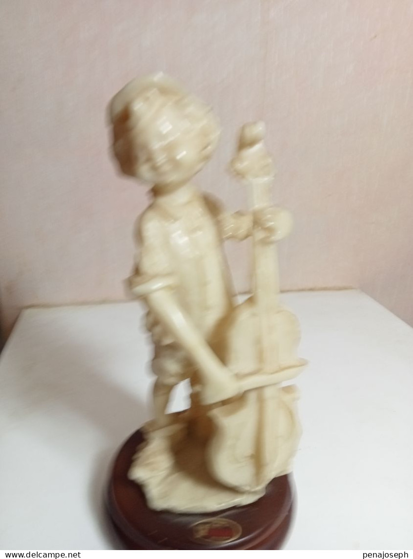 Statuette En Albatre XIXème Jeune Musicien Hauteur 18,5 Cm Sur Support Marbre - Stone & Marble