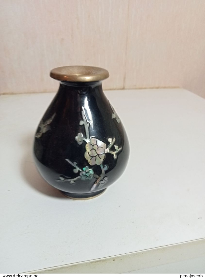 Vase XIXème Decor En Nacre Cloisonné Hauteur 9 Cm Diamètre 7 Cm - Vasen