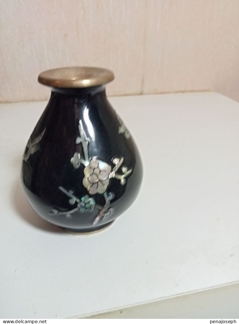 Vase XIXème Decor En Nacre Cloisonné Hauteur 9 Cm Diamètre 7 Cm - Vasen