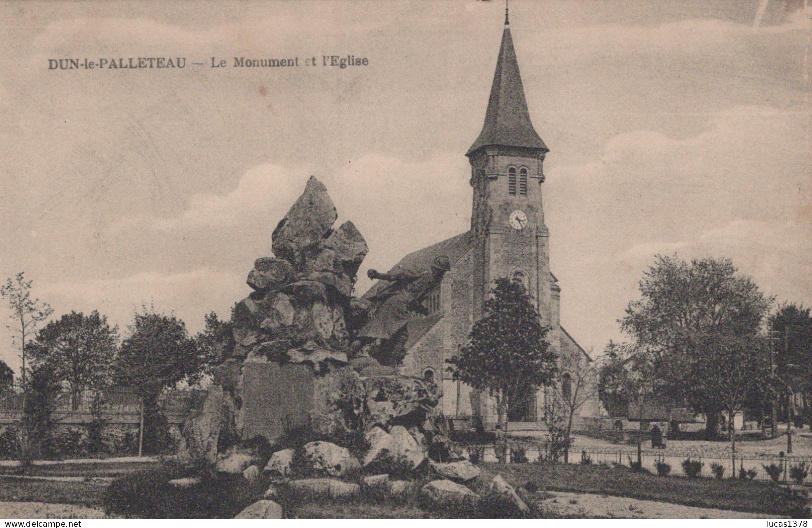 23 / DUN LE PALLETEAU / LE MONUMENT ET L EGLISE - Dun Le Palestel