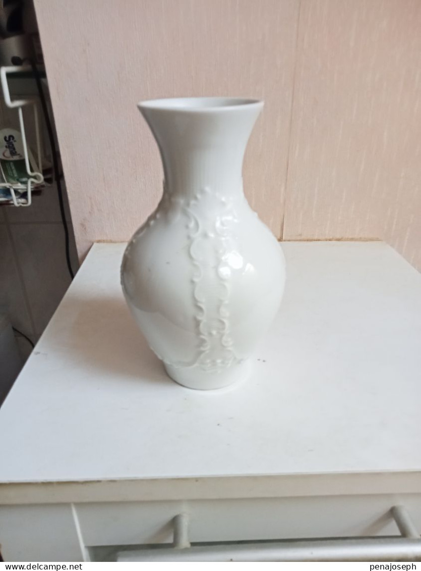 Vase Ancien En Porcelaine Signé KPM Hauteur 17 Cm - Vasi