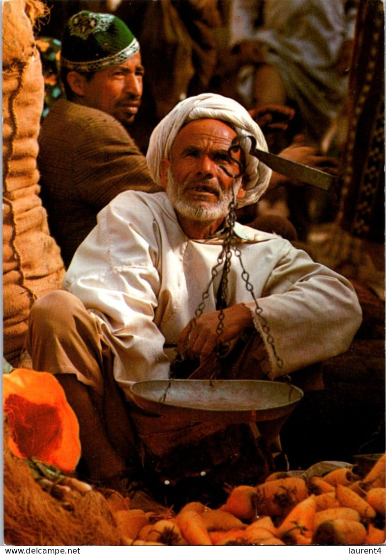 21-10-2023 (4 U 47) Morocco - Vegetable Seller In Market (souk) - Händler