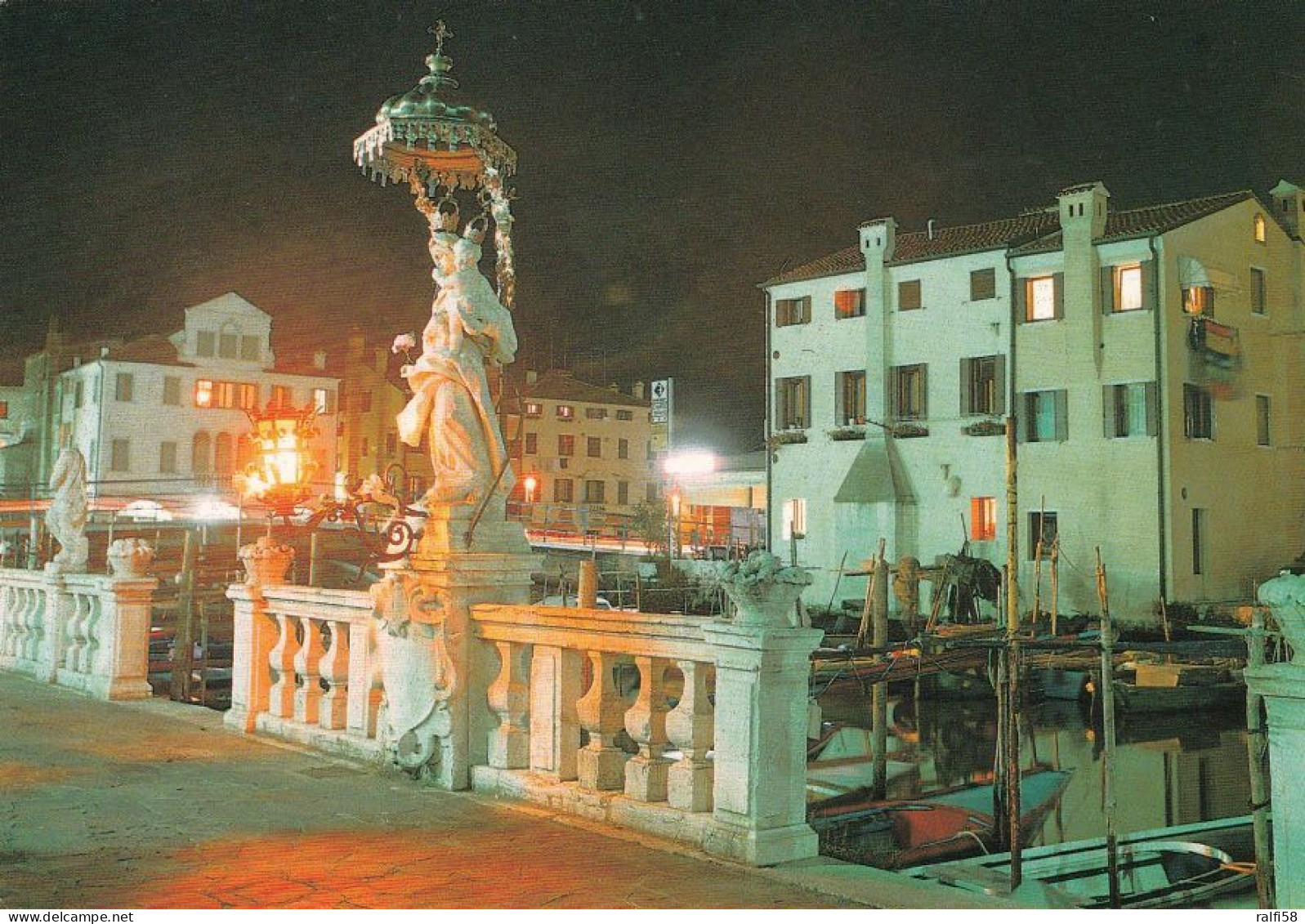 1 AK Italien / Italy * Die Statue "Kleine Muttergottes" An Der Hafenmauer In Der Stadt Chioggia * - Chioggia