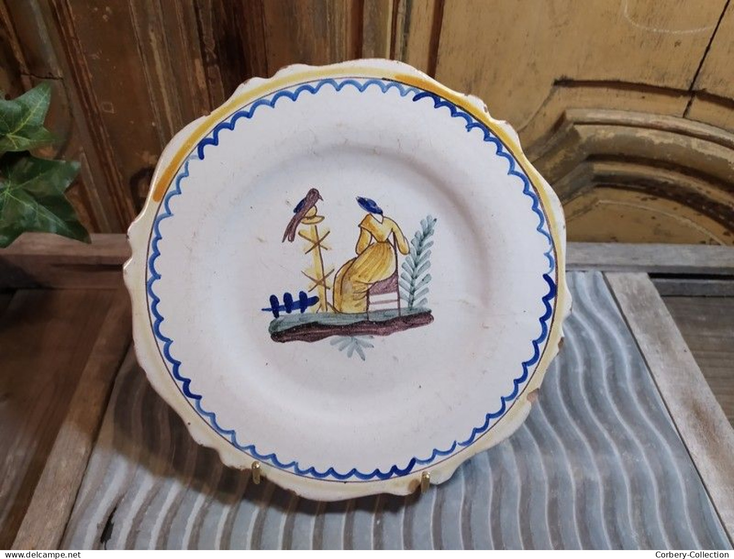 Ancienne Assiette Faïence de Nevers XVIIIe Décor Femme Oiseau