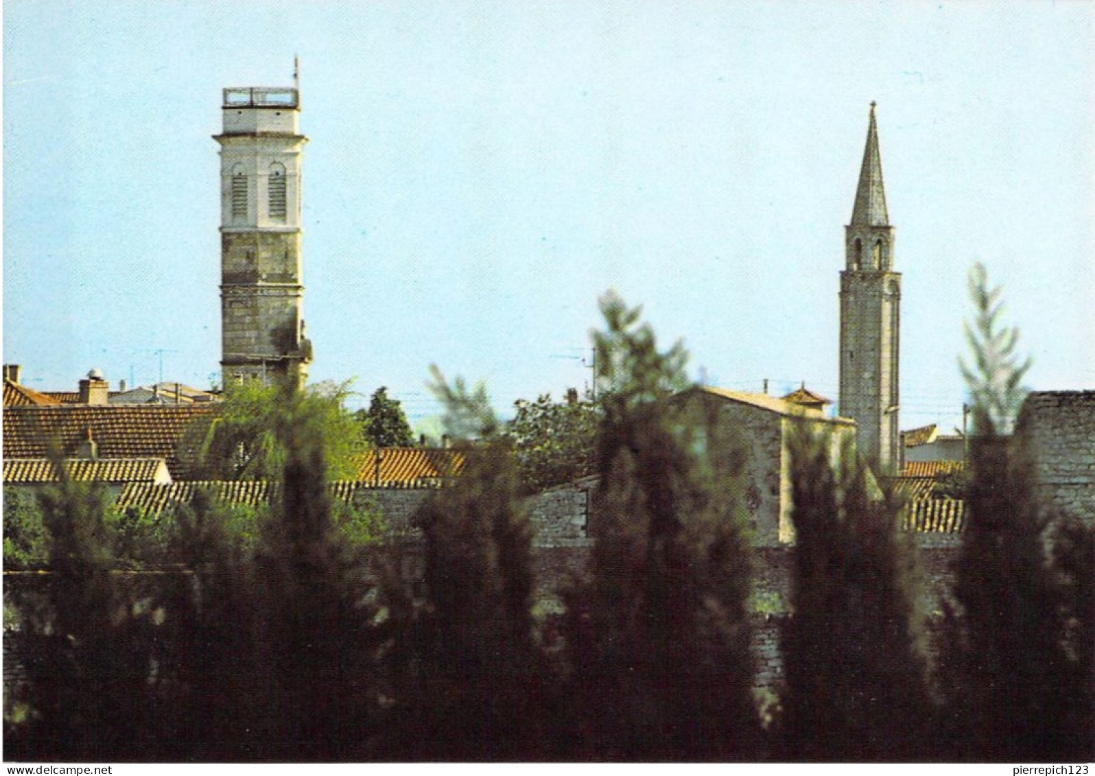 17 - Saint Pierre D'Oléron - Clocher Du XVIIIe Et Lanterne Des Morts Gothique - Saint-Pierre-d'Oleron