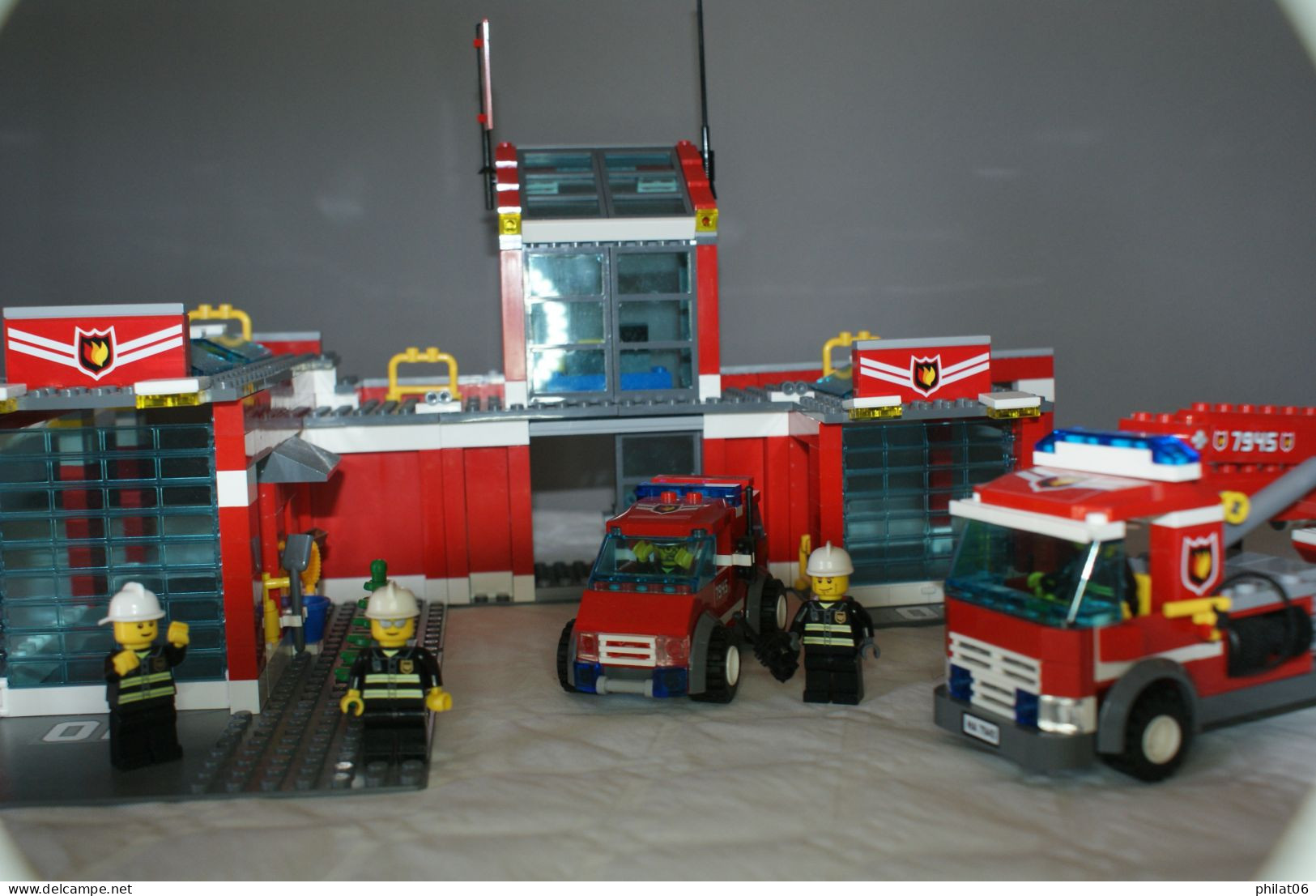 Caserne De Pompiers Avec Véhicules 7945 (année 2007) Complet Avec Boite - Lego System