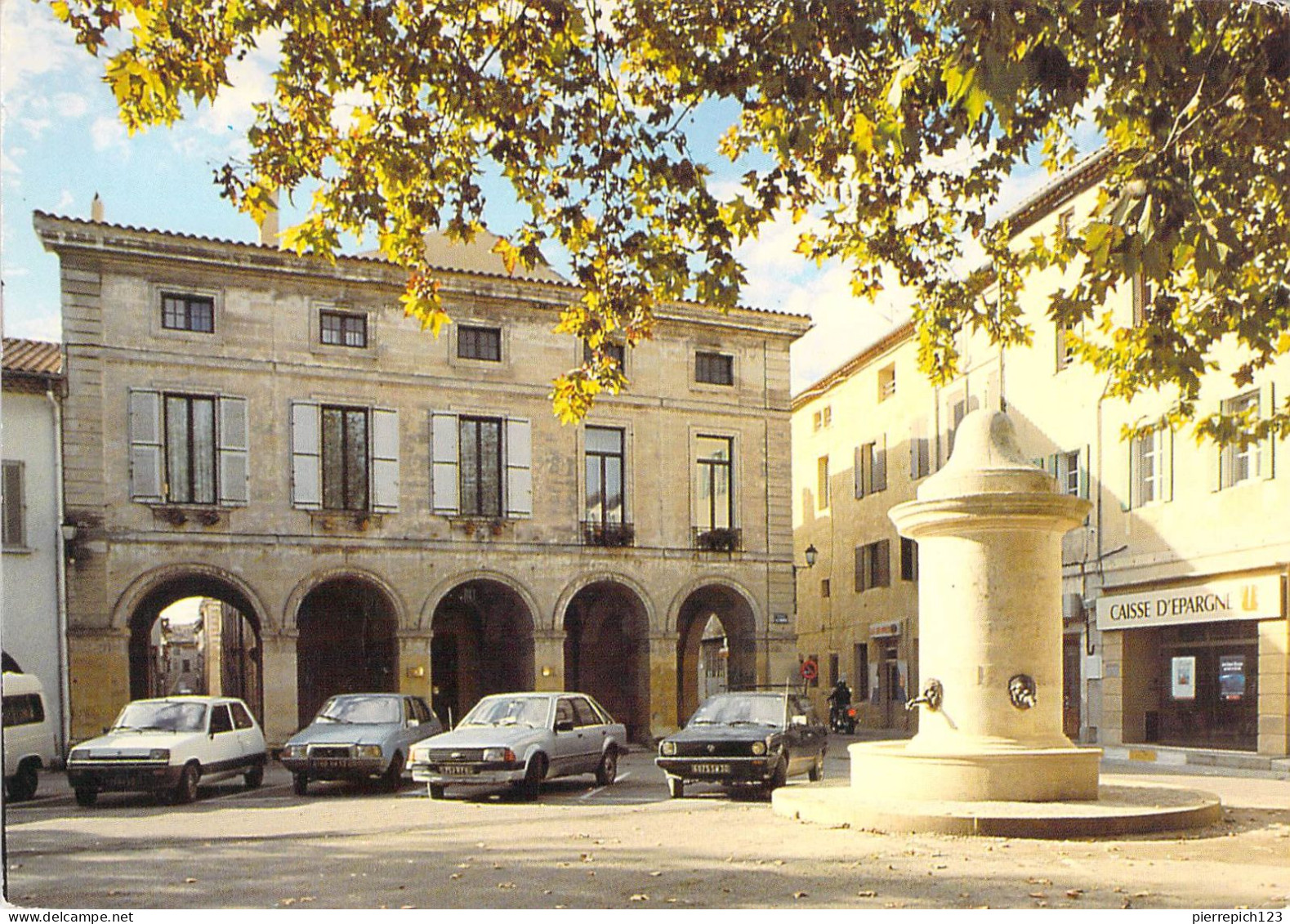 30 - Roquemaure - La Place De La Mairie Et Son Ancienne Fontaine Restaurée - Roquemaure