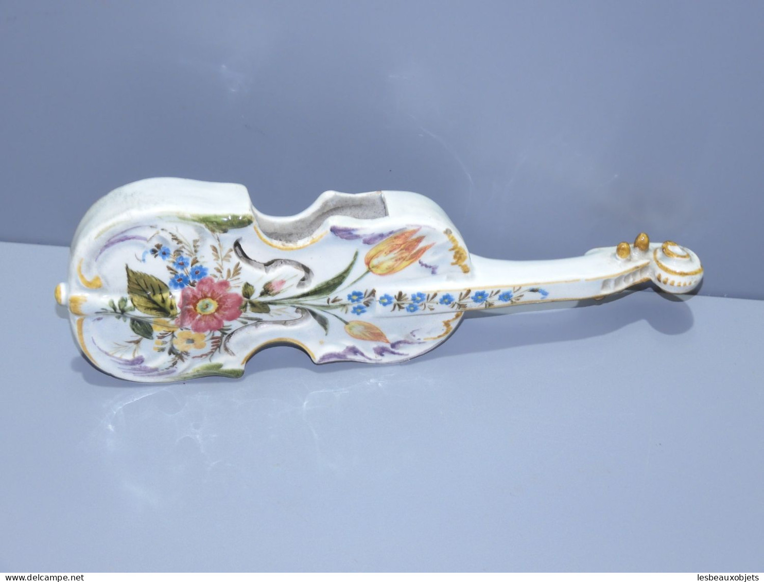 -VIOLON CERAMIQUE FLEURIE PORTE BOUQUET Signé CBV Avec Une Couronne Vitrine   E - Other & Unclassified