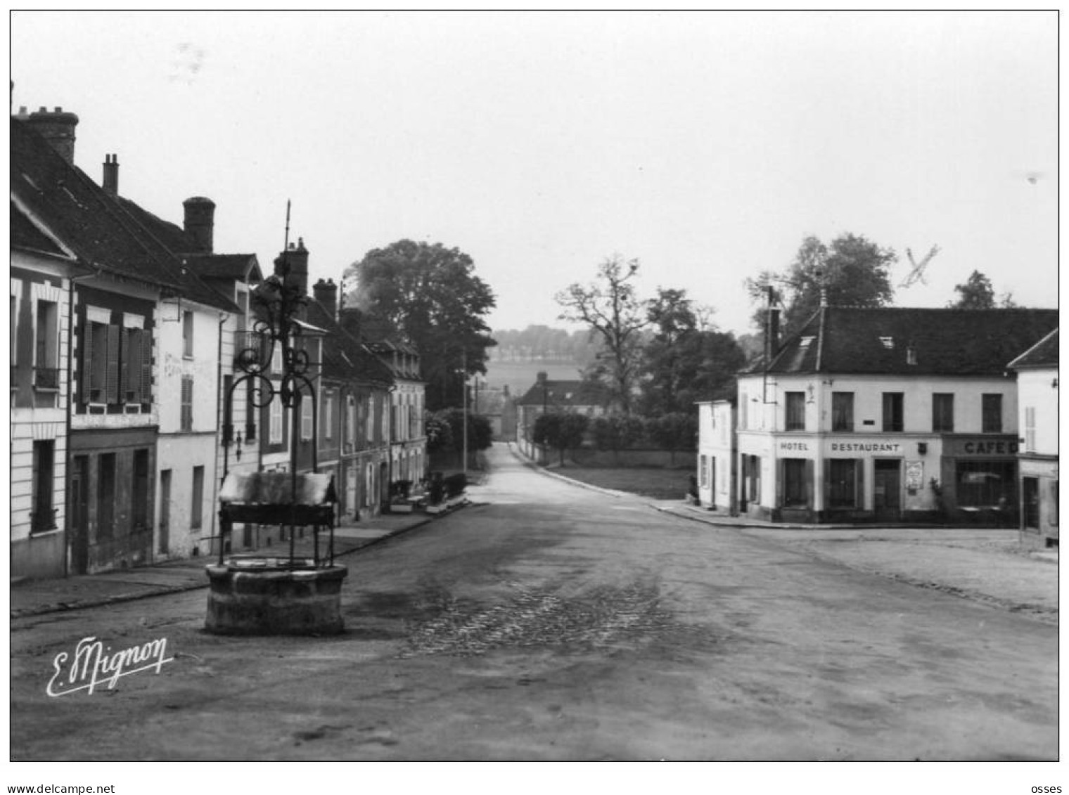 4326-DONNEMARIE EN MONTOIS.(S.et M.) Place Du Marché Et Le Vieux Puits-(recto Verso) - Donnemarie Dontilly