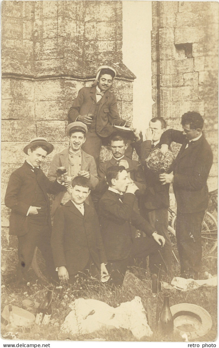 B Carte-photo – Jeunes Gens Devant Monument, Vin, Grimaces - Other & Unclassified