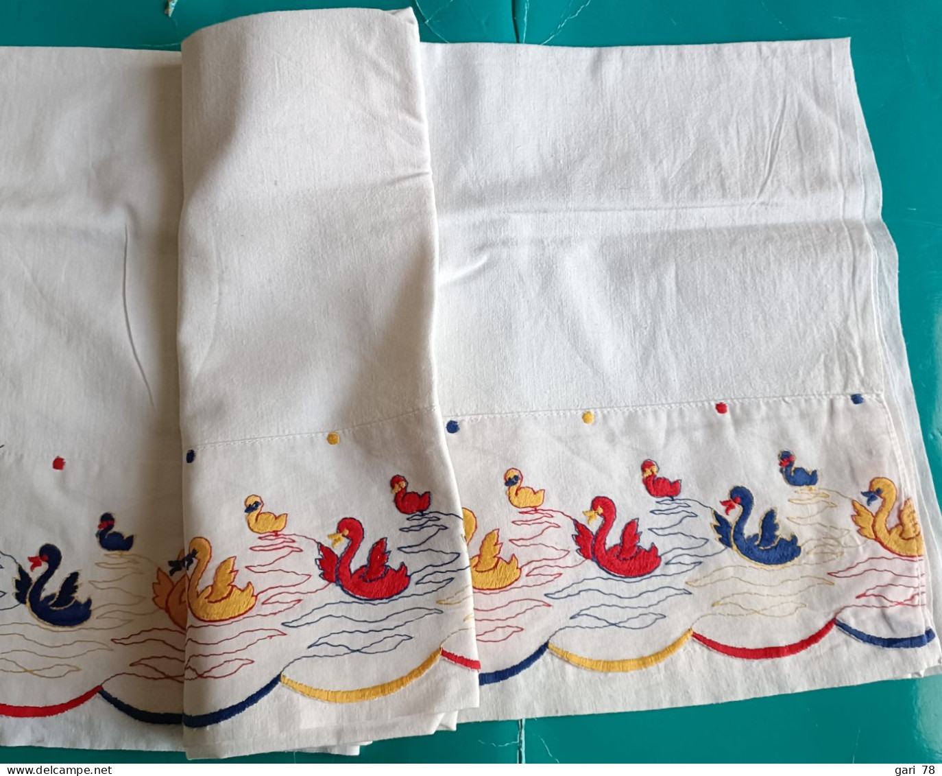 Ancienne Parure De Bébé, Drap Plat Et Taie D'oreiller, Canards Brodés - Draps/Couvre-lits