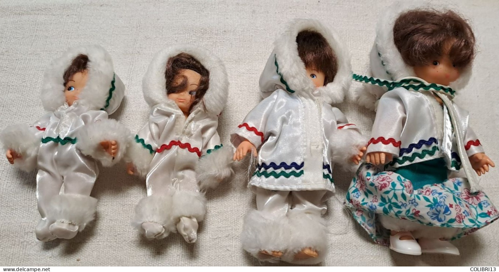 FAMILLE 4 POUPEES INUITS ESQUIMAUDS + 1 BEBE ESKIMO 1 Adulte 3 Jeunes Filles Hauteur 16 Cm 14 Cm - Dolls