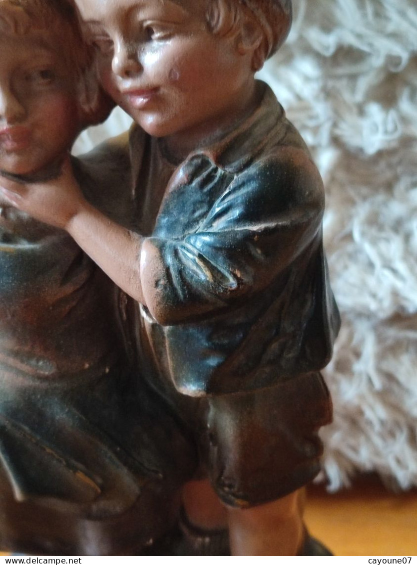 Sujet en plâtre polychrome statue jeunes enfants garçon et fillette titré "Risquons-nous"