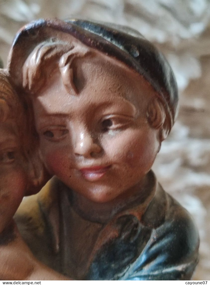Sujet en plâtre polychrome statue jeunes enfants garçon et fillette titré "Risquons-nous"