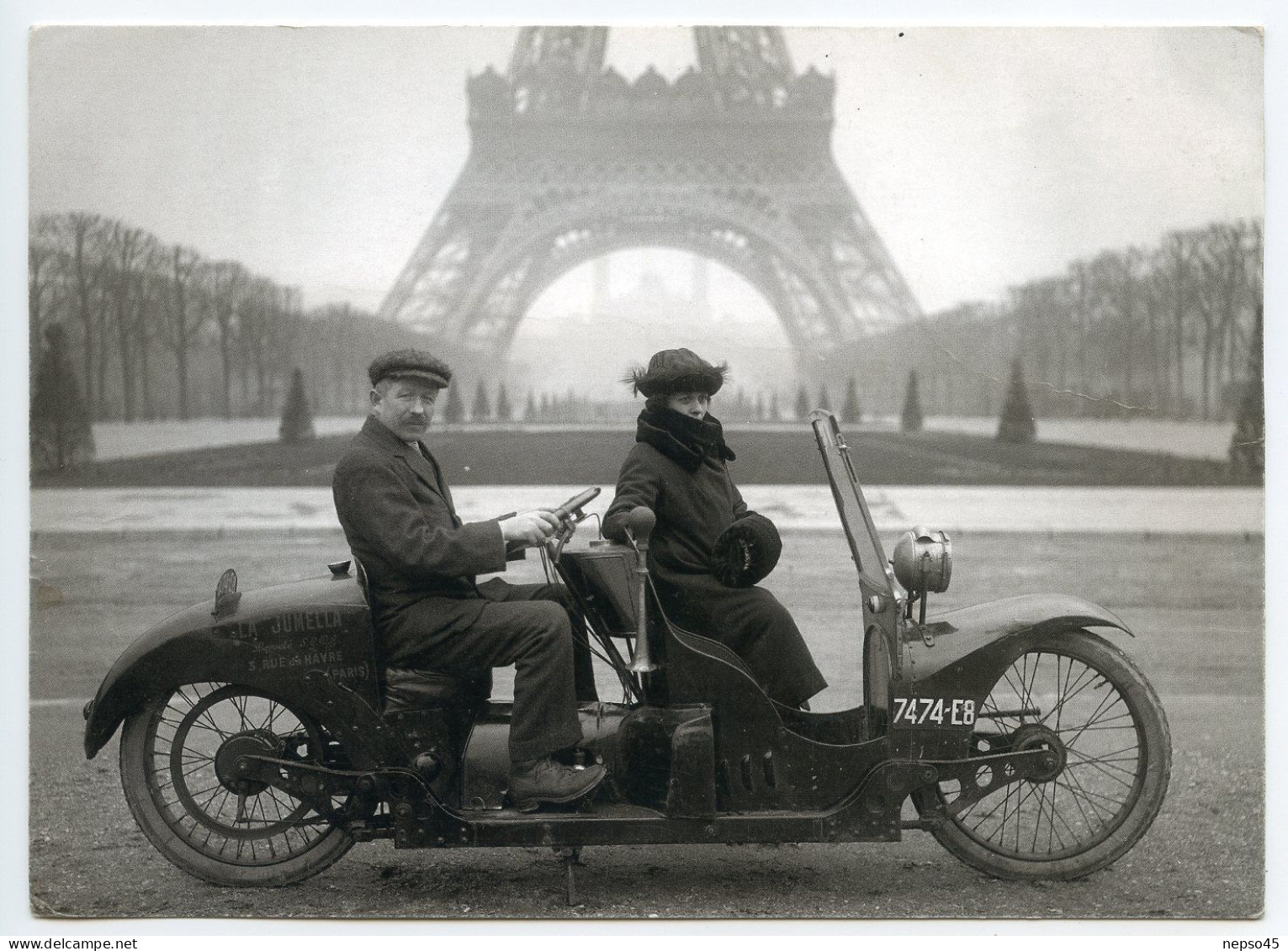 Photographie,format Agrandi écrite En 2012. LA JUMELLA  Ancienne Moto Biplace Au Champ-de Mars.conçu à Paris époque 1922 - Auto's