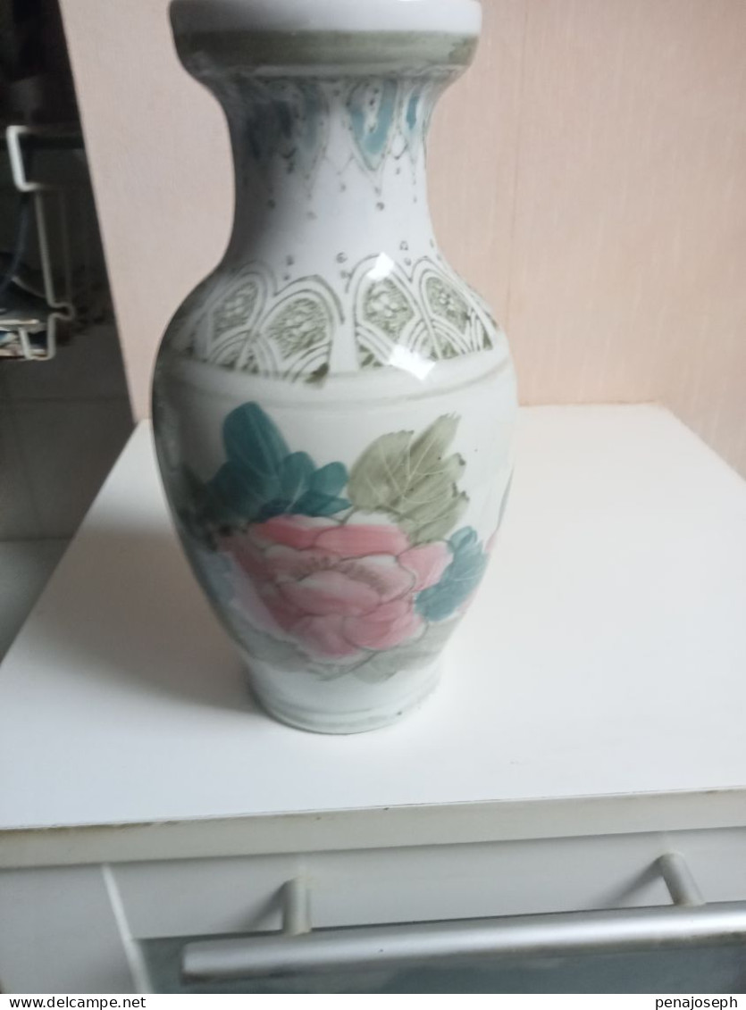 Vase Ancien En Porcelaine Hauteur 21 Cm Diamètre 11 Cm - Jarrones