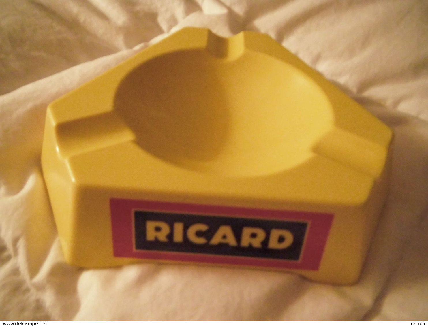 RICARD En FORME TRIANGULAIRE JAUNE En PLASTIQUE Année 1960 -VINTAGE -SANS AUCUN ECLAT -EXCELLENT ETAT  -REF -0-1-2422 - Alcohols