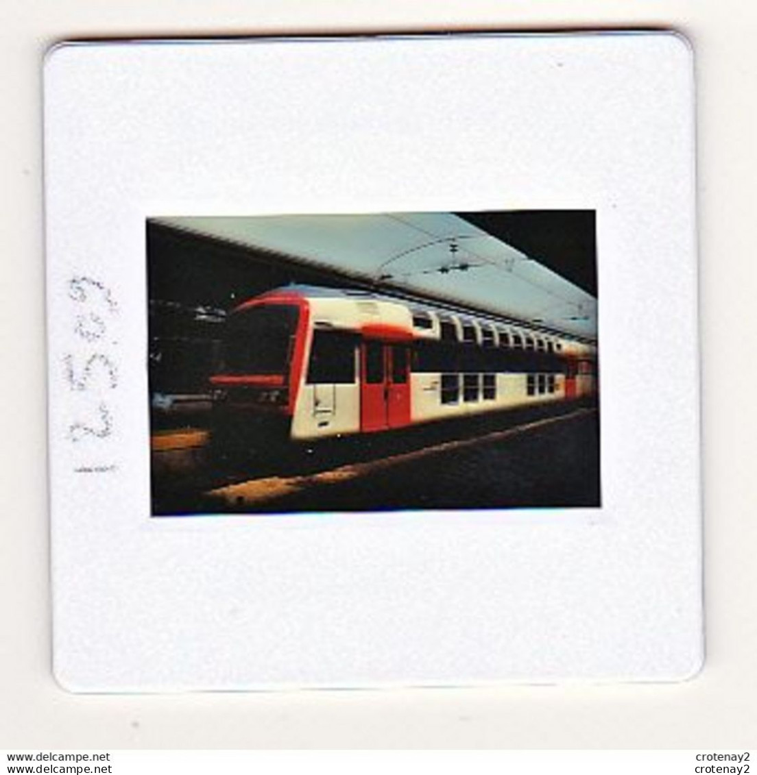 Photo Diapo Diapositive Slide Train Wagon Rame Banlieue SNCF à étage à PARIS Gare De L'EST Le 01/06/1995 VOIR ZOOM - Diapositives