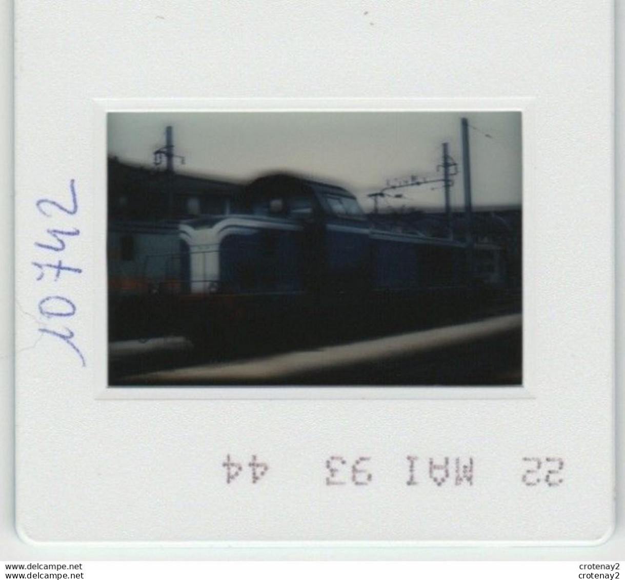 Photo Diapo Diapositive Slide Train Locomotive Diesel SNCF BB 66483 à VILLENEUVE ST GEORGES Le 07/05/1993 VOIR ZOOM - Diapositives