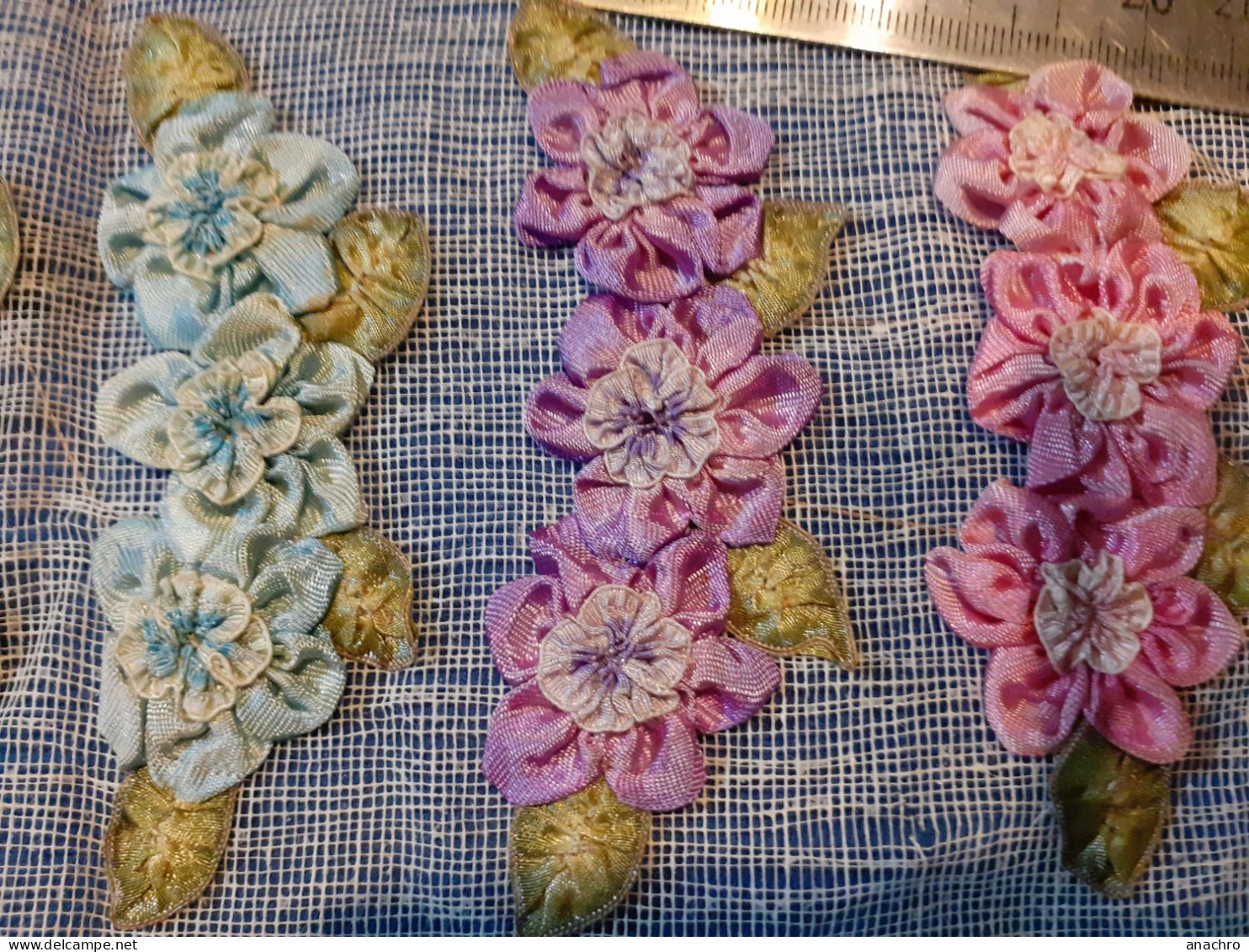 FLEURS BRODERIE à La Main Bouquet De Fleurs à Coudre Satin 1928 - Laces & Cloth