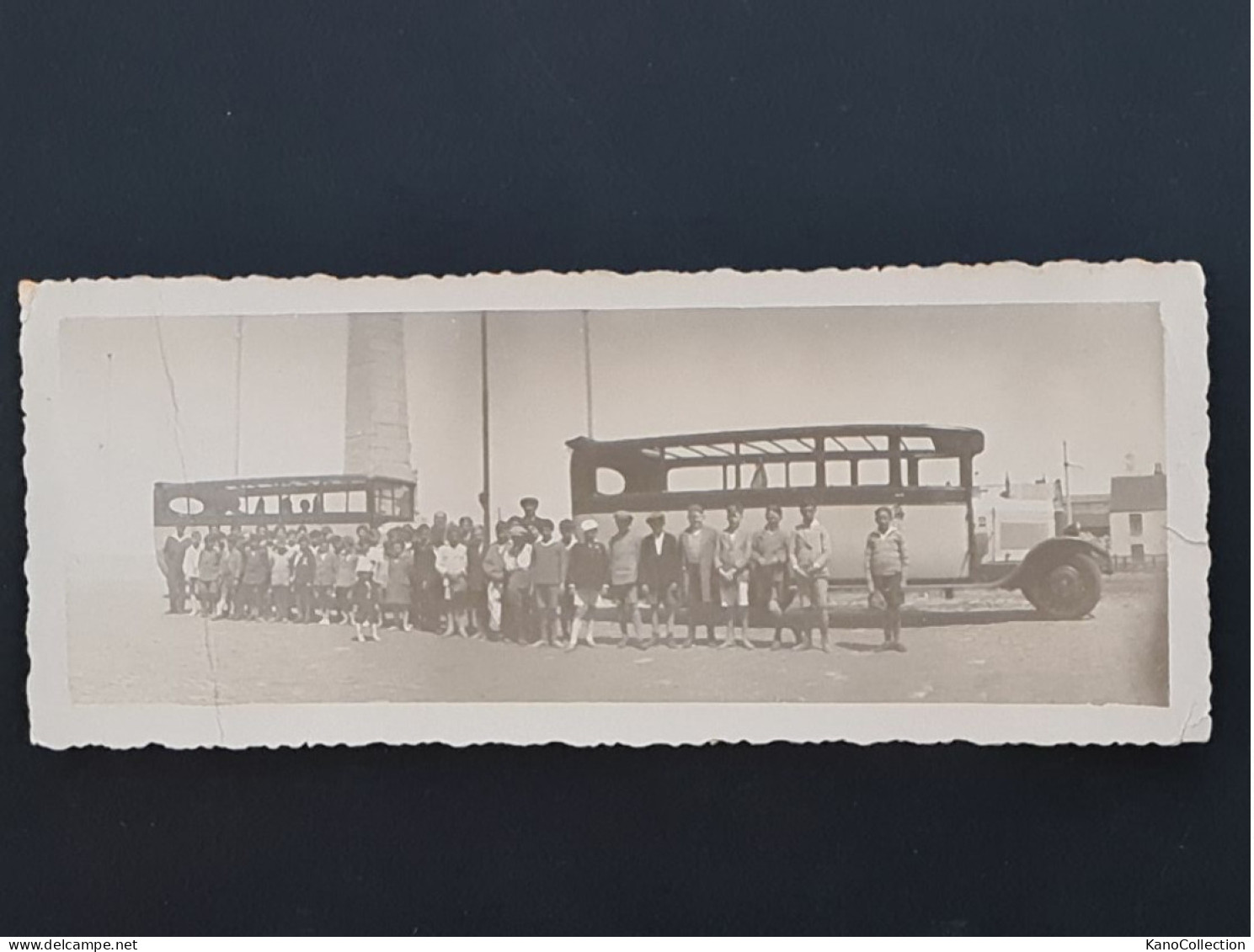 Zwei Reisebusse, Schulklasse, SW-Fotografie Langgestrecktes Format 6 X 15 Cm - Auto's
