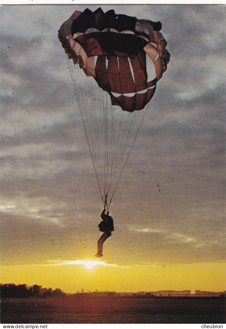 SPORT. CPSM. PARACHUTISME. "  A L'ARRIVEE  AU SOL ". + TEXTE DE BAYONNE ANNEE 1972 - Parachutisme