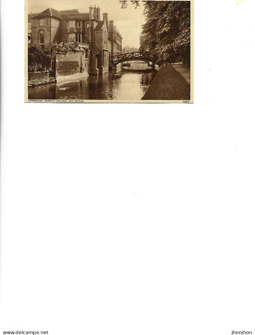 England - Postcard Unused - Cambridge ,Queen's College And Bridge - Cambridge