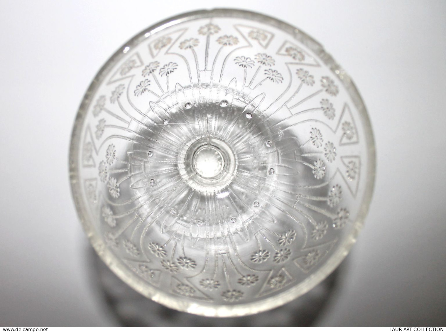 MAGNIFIQUE ANCIENNE COUPE / PRESENTOIR EN VERRE MOULÉ SUR PIED - H:10cm D:10cm / ART DE LA TABLE / DECORATIF (2501.5) - Autres & Non Classés