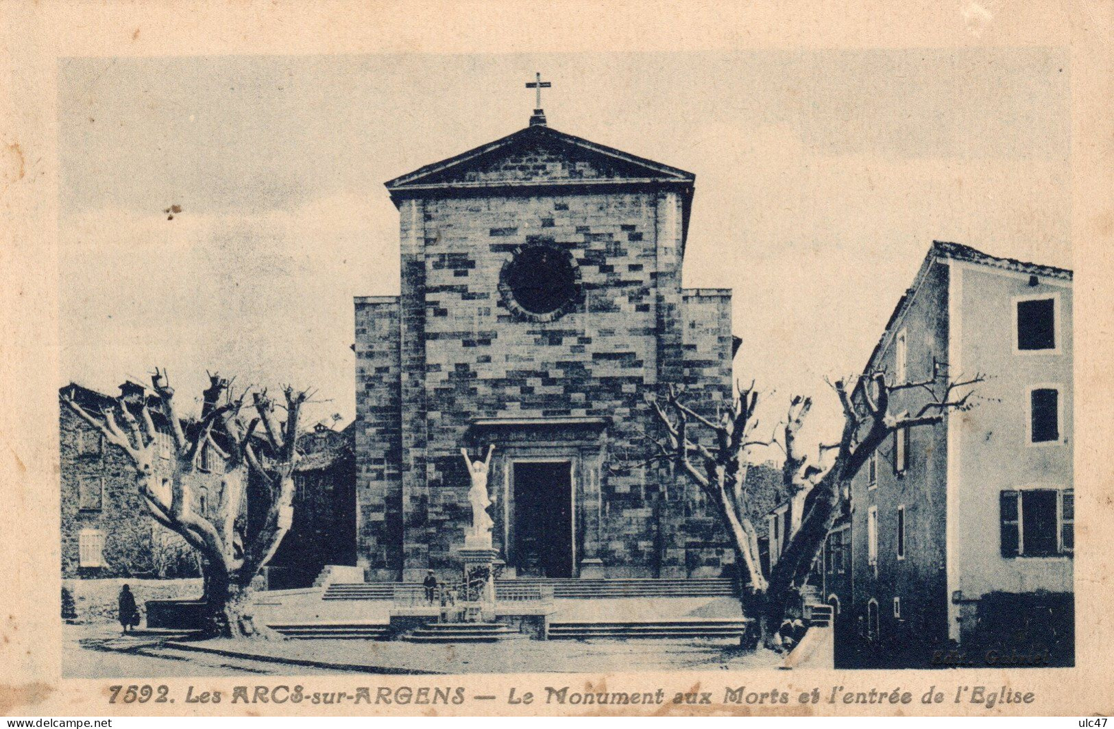 - 83 - Les ARCS-sur-ARGENS (Var) - Le Monument Aux Morts Et L'entrée De L'Eglise - - Les Arcs