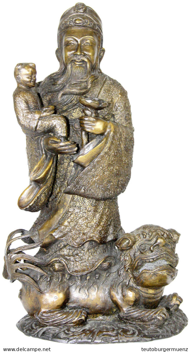 Bronzeskulptur Des Gottes Fu Mit Kind Auf Einem Löwen. Höhe 30 Cm. Fu Steht Personalisiert Für Den Gouverneur Yang Cheng - China