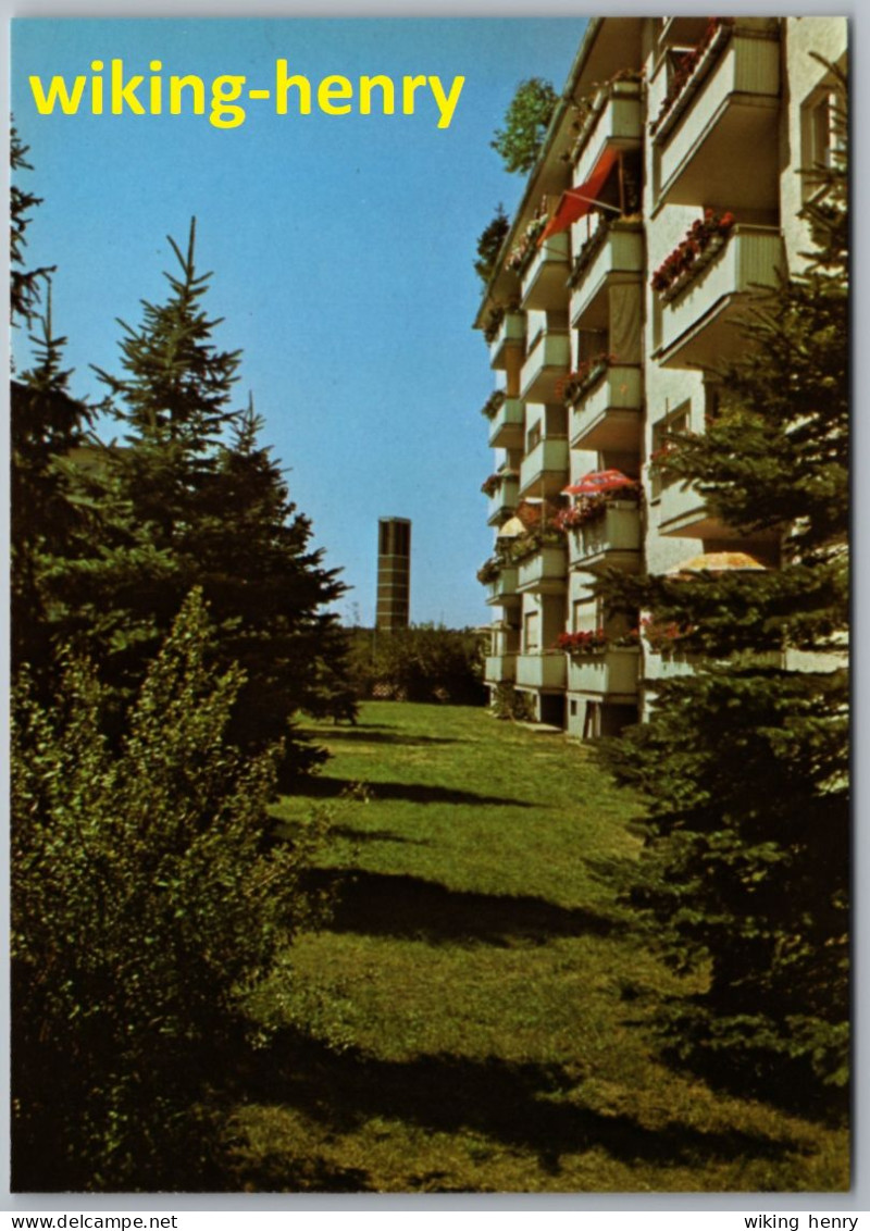 Neu Isenburg Gravenbruch - Ortsansicht 10   Blick Zum Kirchturm Der Evangelischen Kirche - Hochhäuser Und Plattenbau - Neu-Isenburg