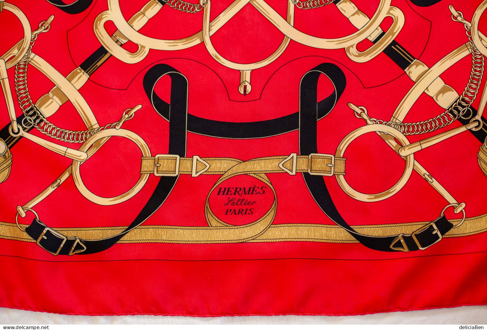 HERMÈS « Éperon D’Or. » Carré 88cm/ 88cm Twill De Soie Rouge Cerise Aux Motifs Sellerie Jaune D’or Et Noir - Laces & Cloth